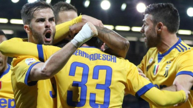 I calciatori della Juventus impegnati a festeggiare il gol decisivo di Bernardeschi, 23 anni