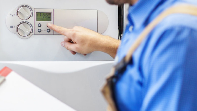 Il tecnico che installa la caldaia