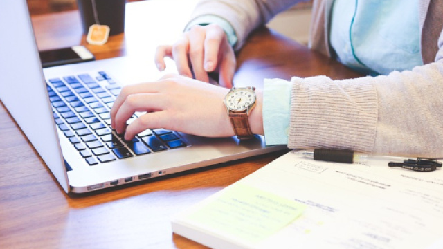 Una lavoratrice di fronte al computer