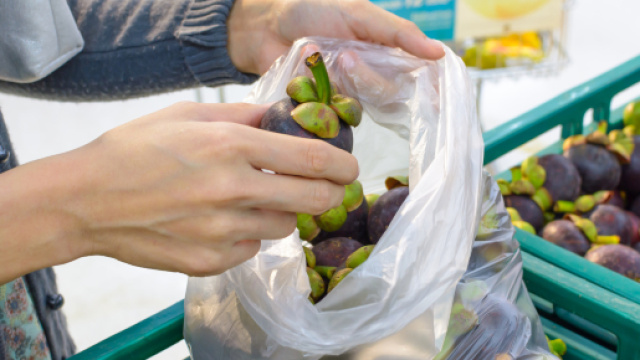 Guerra al pagamento dei sacchetti per frutta e verdura all'interno dei supermercati