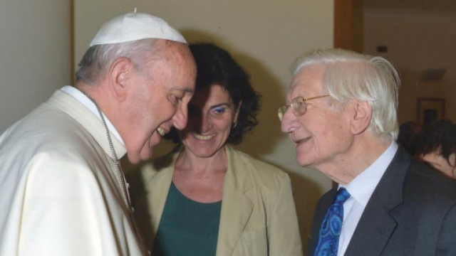 Un incontro fra Papa Francesco e Raniero La Valle del 2015 (Foto Facebook Raniero La Valle)