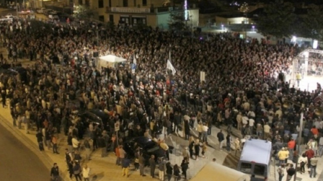 in cinquemila accolgono beppe grillo ad agrigento nel 2010 (fonte laltragrigento)