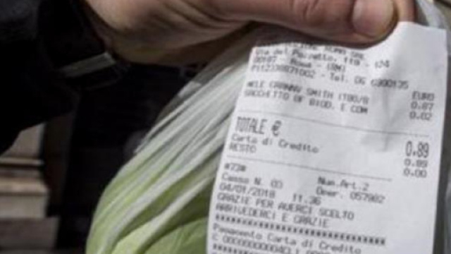 Sacchetto biodegradabile e relativo scontrino (Foto ilpopulista).