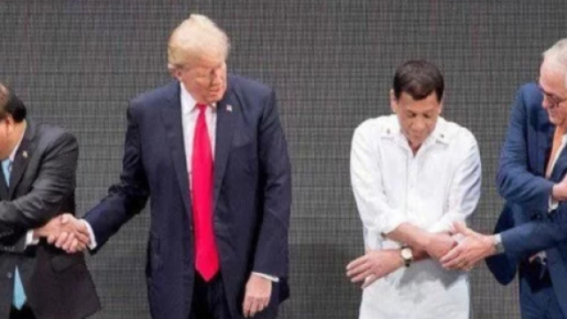 Trump preso in giro per la mancata stretta di mano incrociata