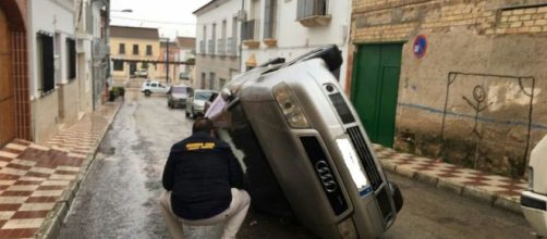 Coche volcado tras los altercados - telecinco.es