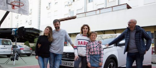 El director Sergi Gonz&aacute;lez con el elenco de "Ser&aacute; nuestro secreto".