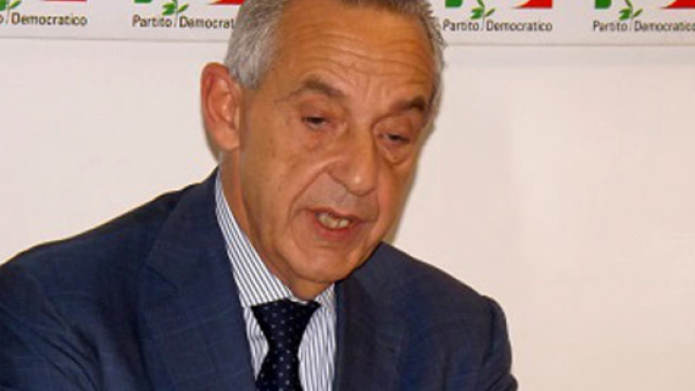 Del Basso De Caro durante un convegno PD