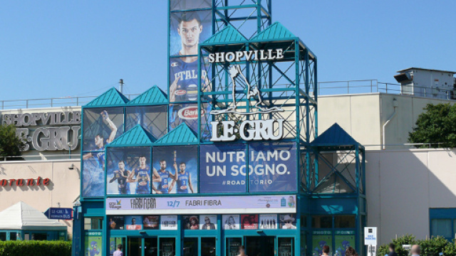 Grugliasco, baby gang picchia donna