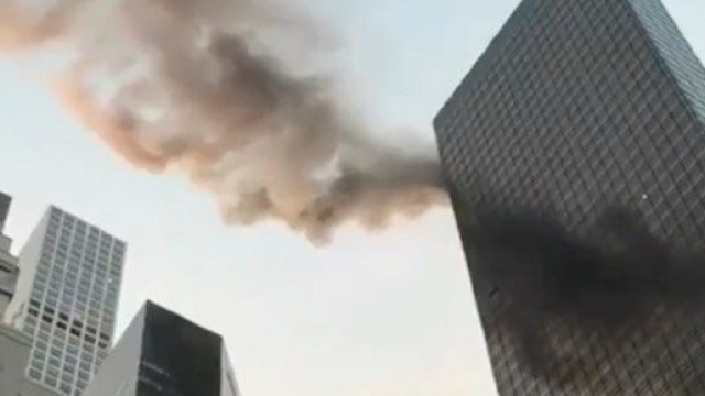 Il fumo si innalza dal tetto della torre - Credit: REUTERS