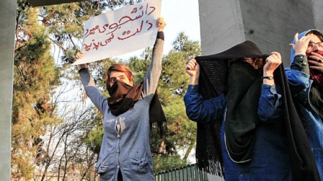 La gente protesta contro l'alto costo della vita a Teheran