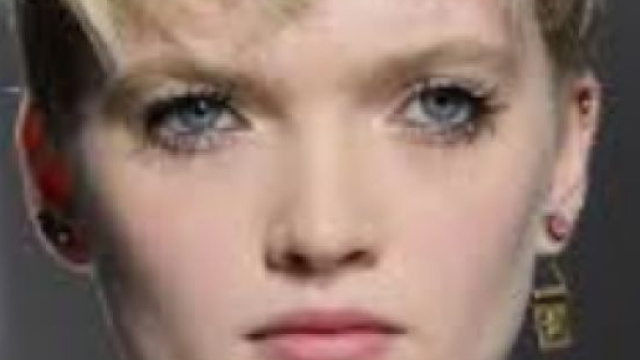 Biondo platino su taglio pixie cut.