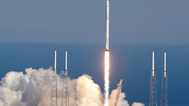 De vents violents clouent la fus&eacute;e Falcon 9, de SpaceX, au sol ... - sputniknews.com