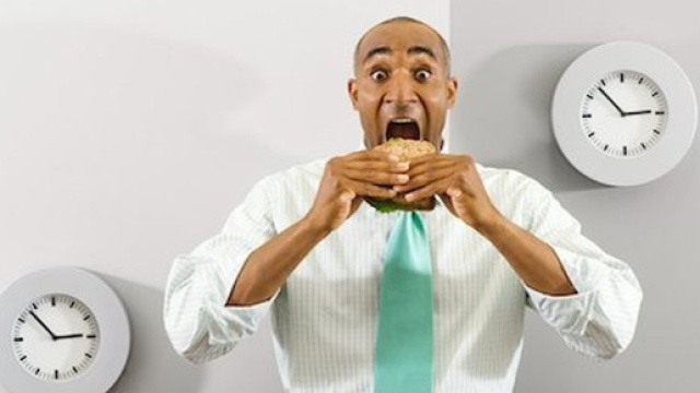 Gli uomini che mangiano da soli sono quelli pi&ugrave; a rischio di obesit&agrave; - corriereadriatico.it