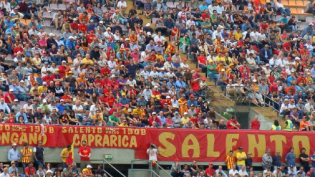I tifosi del Lecce al "Via del mare".