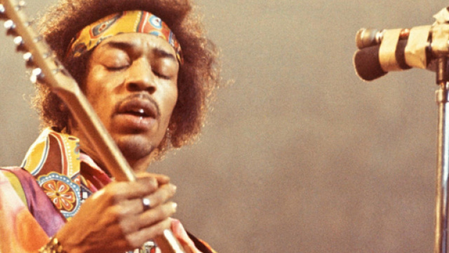 Jimi Hendrix in uno dei suoi concerti