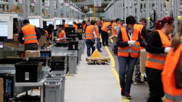 Lavoro, Gentiloni contro Amazon: &ldquo;La sfida &egrave; la qualit&agrave;, non ... - lastampa.it