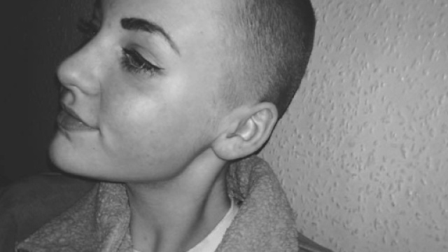 Si rasa ai capelli e li dona ai bambini malati di cancro, 14enne ... - leggo.it