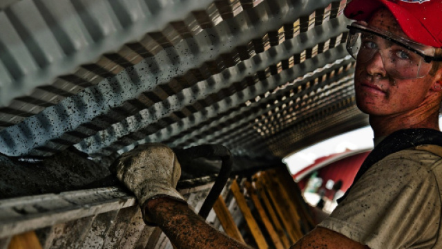 Un lavoratore in un'impresa di costruzione