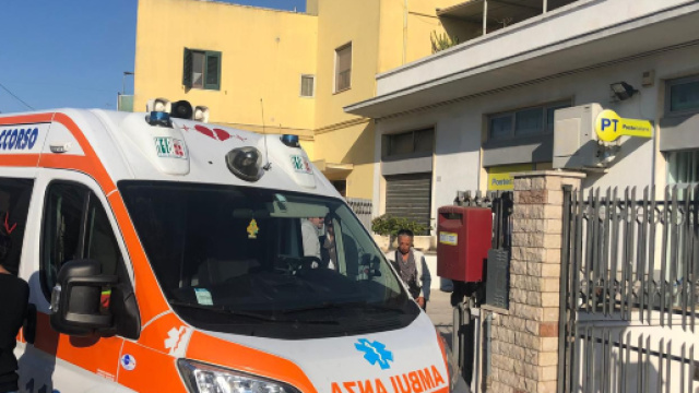 Lecce, assalto armato con fucili alle Poste vicino all'asilo: terrore e paura