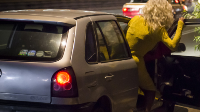Padova, coppia nuda ha rapporto in auto di fronte al cimitero: multa da 20 mila euro