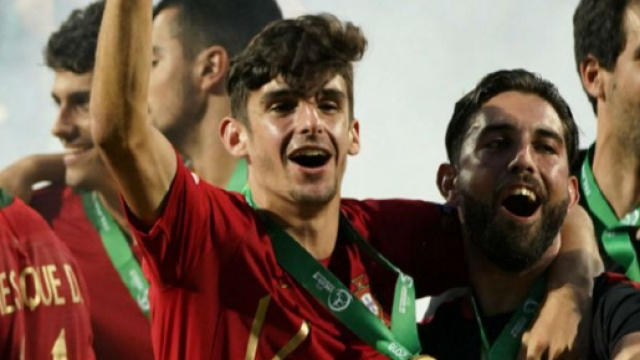 Trincao festeggia la vittoria all'Europeo Under 19 con la Nazionale portoghese.