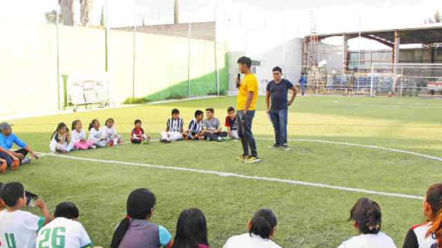 Farid Dionicio Rodriguez durante un incontro con i giovani ammiratori: affermava di essere un giocatore della Juventus