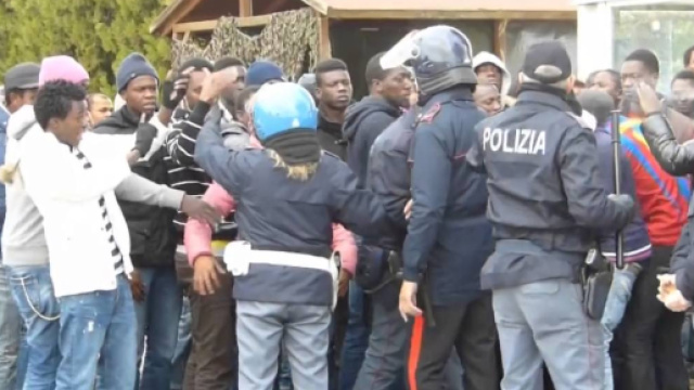 Migranti contro la Polizia (Fonte: teleradioerre.it &ndash; Youtube)