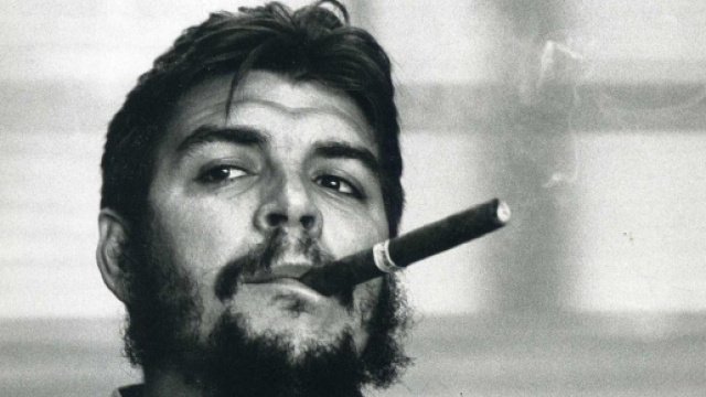 Ernesto Che Guevara, il rivoluzionario comunista celebrato anche dalla destra
