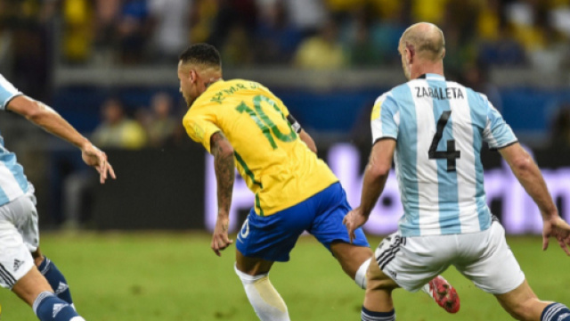 Neymar in azione contro l'Argentina durante le ultime qualificazioni ai Mondiali