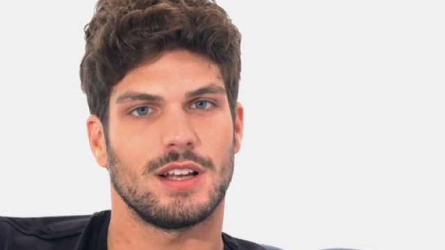 Ivan Cattaneo palpa Elia Fongaro