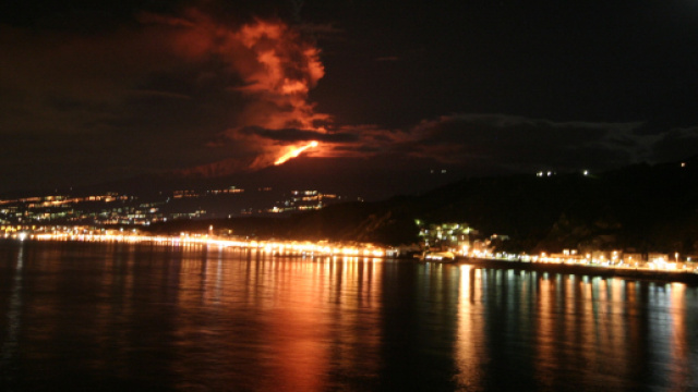 La forza di gravit&agrave; sta facendo sprofondare l'Etna in mare: potrebbe collassare e provocare uno tsunami con effetti devastanti