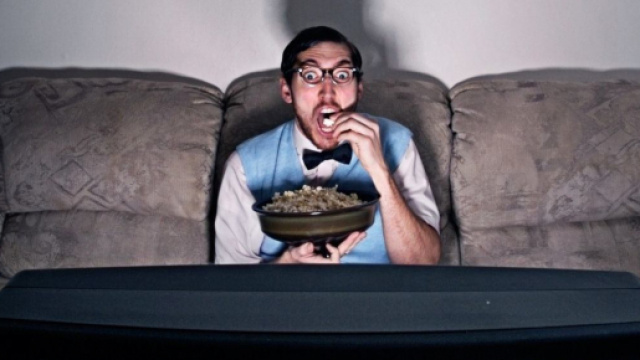 Uomo e dipendenza da serie tv in streaming