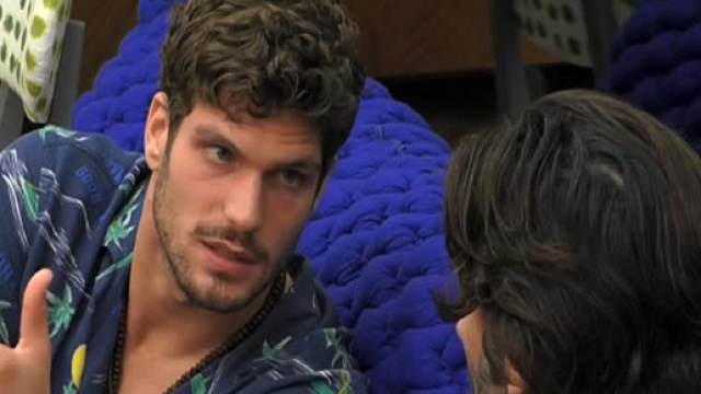 Grande Fratello Vip: Elia Fongaro entra in crisi ripensando alla sua ex fidanzata