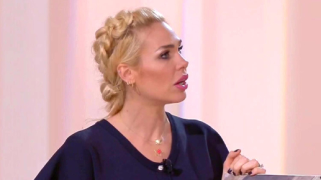 Ilary Blasi indossa la parrucca