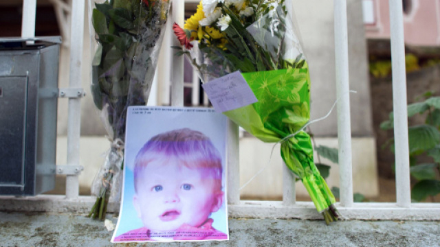 Les parents du petit Bastien, tu&eacute; dans un lave-linge, devant la ... - lefigaro.fr