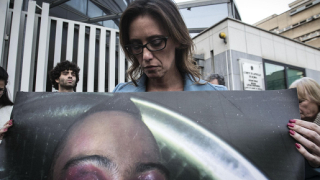 Caso Cucchi, svolta nelle indagini ma Ilaria Cucchi divide l'opinione pubblica: troppo sotto i riflettori.