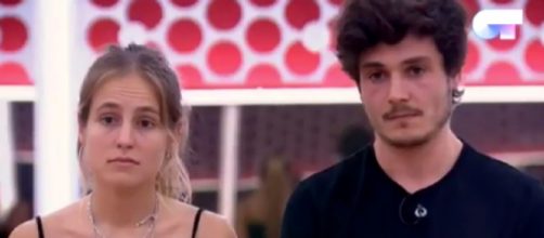 Mar&iacute;a y Miki durante el pase de micros de la Gala 4 de 'OT 2018'. / YouTube