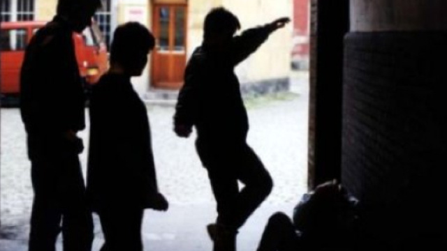 Bari, calci e pugni ad un 20enne per sottrargli il cellulare: arrestati