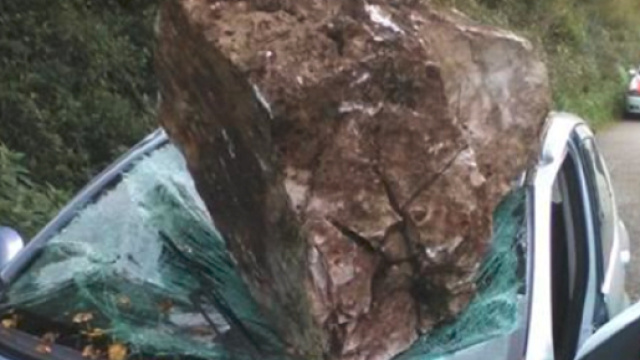 Cinque macigni sulla statale, uno centra una Toyota: trentenne miracolato - Il Mattino