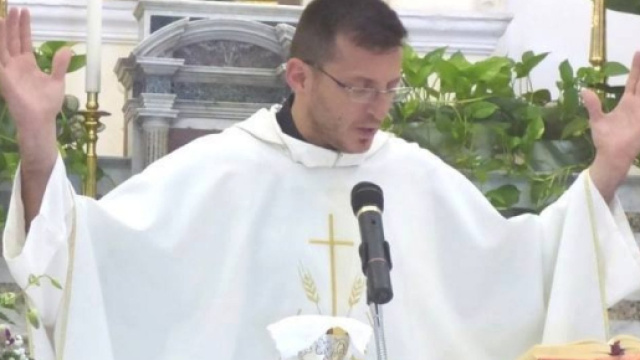 Ischia, parroco aspetta un figlio da una donna: arriva la sospensione.