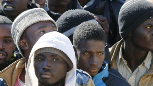 La Gendarmeria francese filmata mentre 'scarica' migranti in Italia