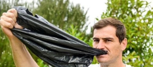 Iker Casillas posa con una bolsa en la boca. / Instagram