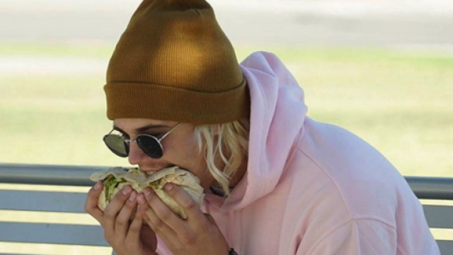 Justin Bieber mange son burrito par le milieu plut&ocirc;t que par le bout