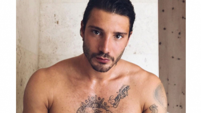 Gossip, Stefano De Martino derubato del suo smartphone: sul web spuntano le foto 'hot'.