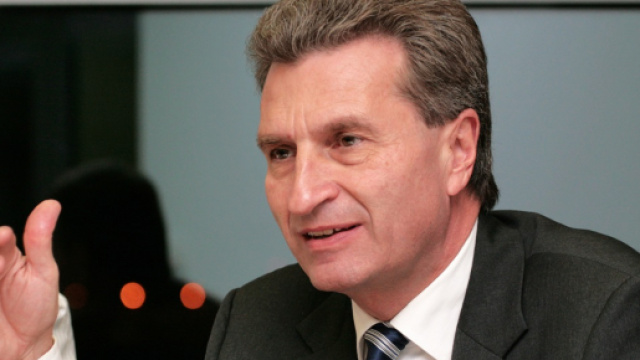 Guenther Oettinger: 'L'UE boccer&agrave; la manovra italia', poi in un tweet sdrammatizza i toni