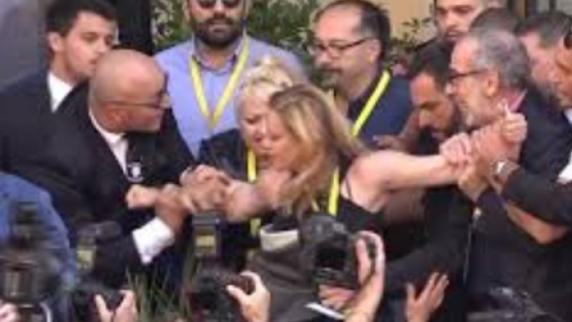 Zingaretti contestato dagli animalisti (Fonte: Il Fatto Quotidiano - Youtube)