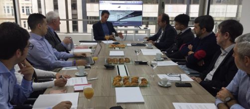 Jos&eacute; Iv&aacute;n Garc&iacute;a expone a los periodistas el inicio de la escuela de formaci&oacute;n de KAU Markets