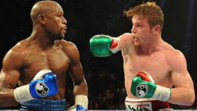 Floyd Mayweather e Canelo Alvarez sul ring della Grand Garden Arena di Las Vegas, il 14 settembre del 2013