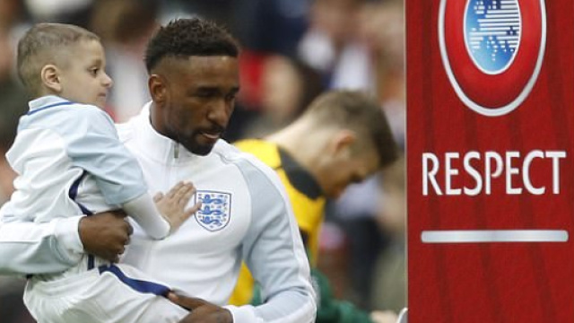 Il piccolo Bradley fra le braccia del suo amico Jermaine prima di una partita della nazionale inglese