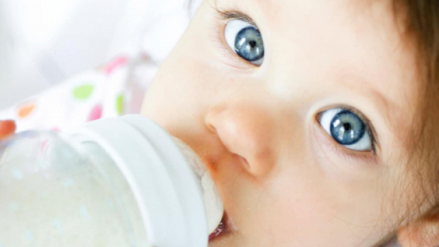 Bambino e biberon, come passare alla tazza